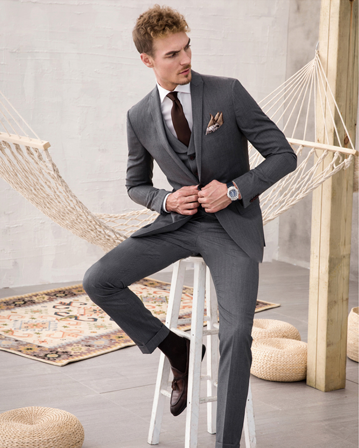 Grace your business event in this enticing gray suit!